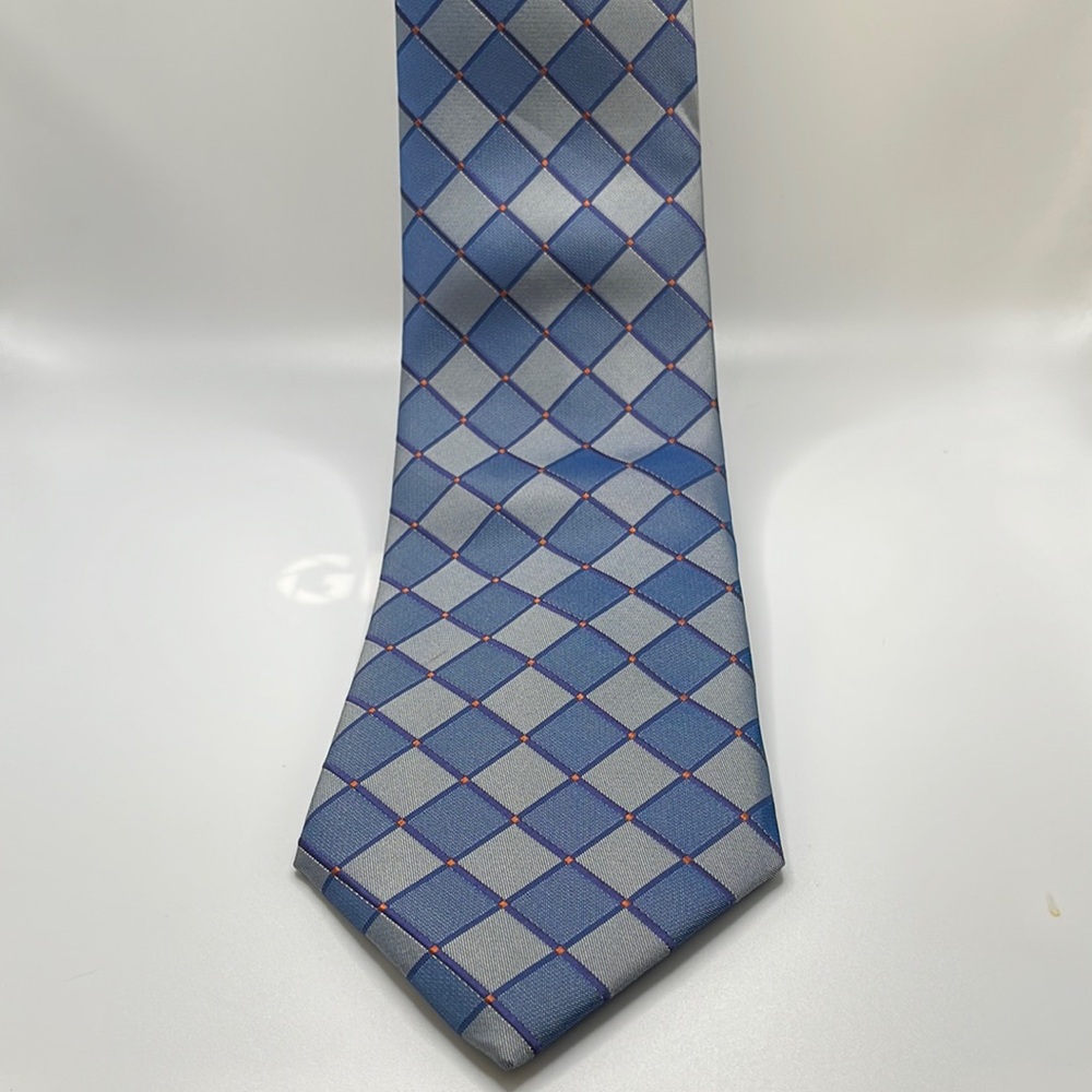Item is a Compagniadella Seta Silk Tie, made in Italy